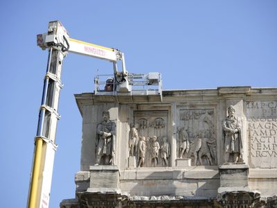 Rayo daña el antiguo Arco de Constantino durante una violenta tormenta eléctrica en Roma