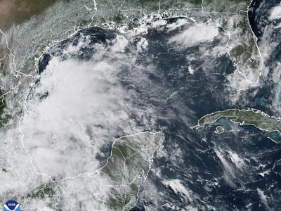 Se forman tormentas tropicales Barry y Flossie frente a costas de México. Estas son sus trayectorias