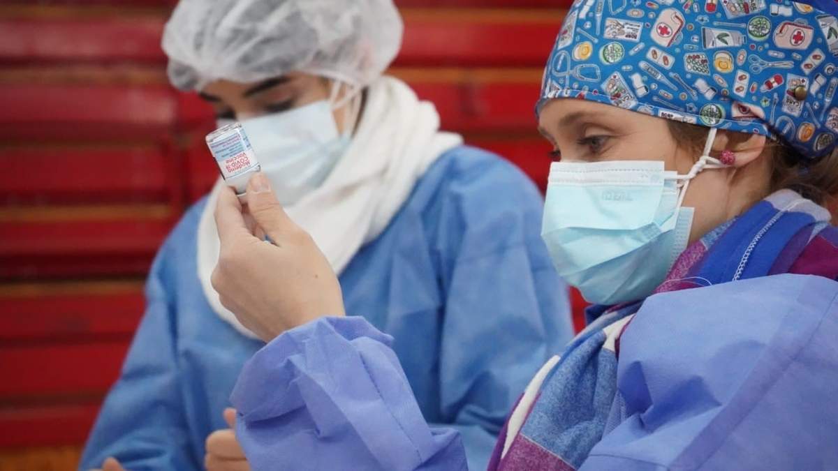 Operativo de vacunación contra el coronavirus en el estadio Ruca Che. Fuente: (Twitter)