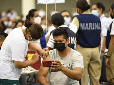 La vacunación en México, sometida a las elecciones, revela estudio