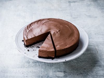 Cheesecake de chocolate sin harinas, con tres ingredientes y en un solo paso: la receta más fácil