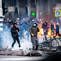 Protestas en Holanda contra el toque de queda: decenas de personas detenidas