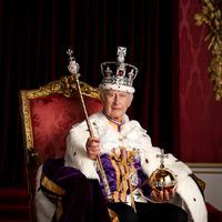 Este es el primer retrato oficial del rey Carlos III