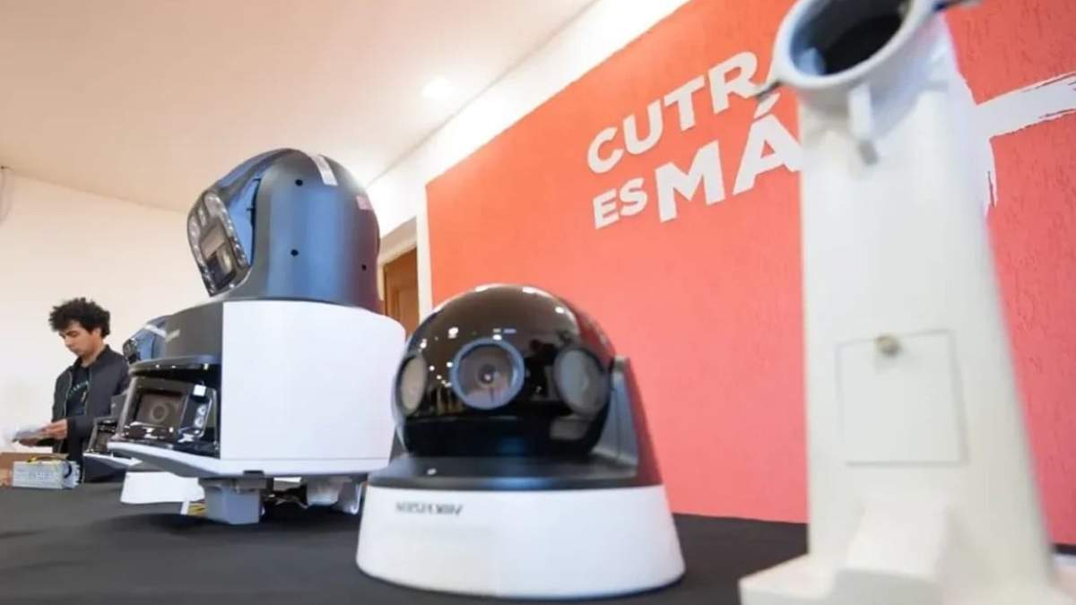 La iniciativa regula el empleo de videocámaras y prohíbe tomar imágenes del interior de propiedades privadas. Fuente: (ADNSUR)