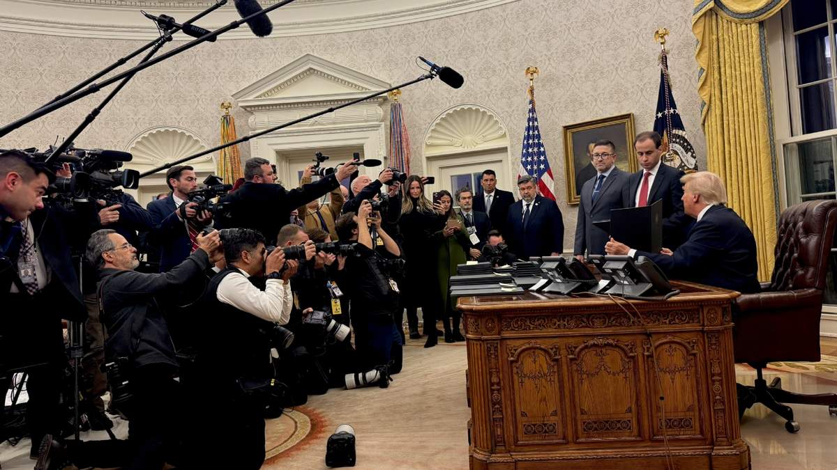 Dionald Trump en la firma de sus decretos