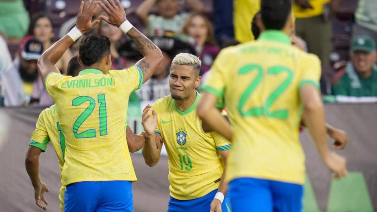 El brasileño Andreas Pereira celebra su gol en la primera mitad con sus compañeros en el duelo amistoso ante México