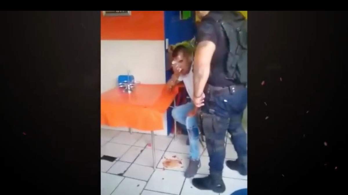 Hombre golpeado por un policía