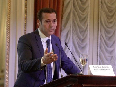 El gobernador Omar Gutiérrez le puso fecha a las paritarias con los estatales