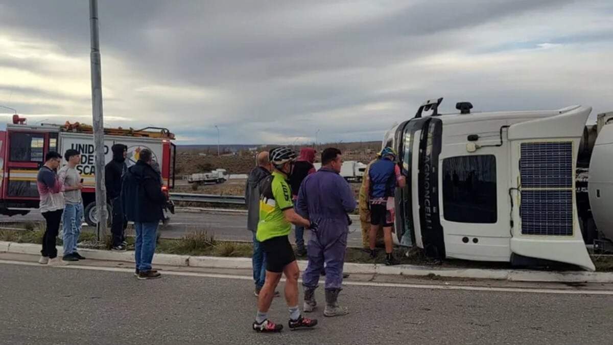 Camión volcado en la Ruta Nacional 22. Fuente: (LMN).