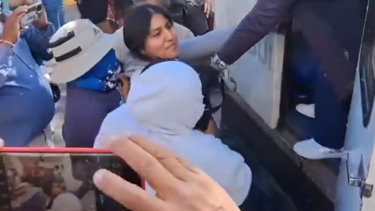 Italivy Sarahí Juárez Ramírez, presidenta municipal de San Agustín Amatengo, al ser obligada a subir a una ambulancia