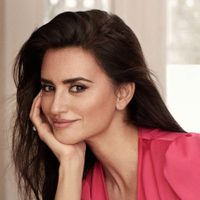 Penélope Cruz revela su lado solidario y un sorpresivo cambio de look para "Vogue España"