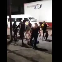Asaltantes de combi quedan inconscientes sobre el asfalto tras ser golpeados por pasajeros (Video)