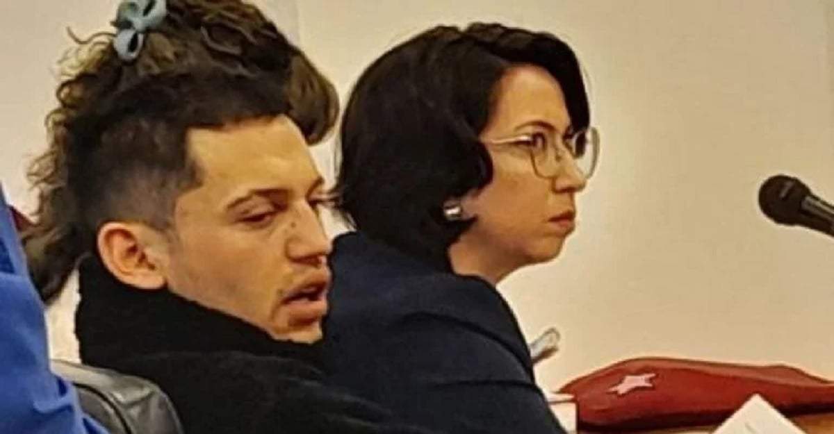 Maximiliano Avilés junto a su defensora en la formulación de cargos. Fuente: (Rigo Castaño)