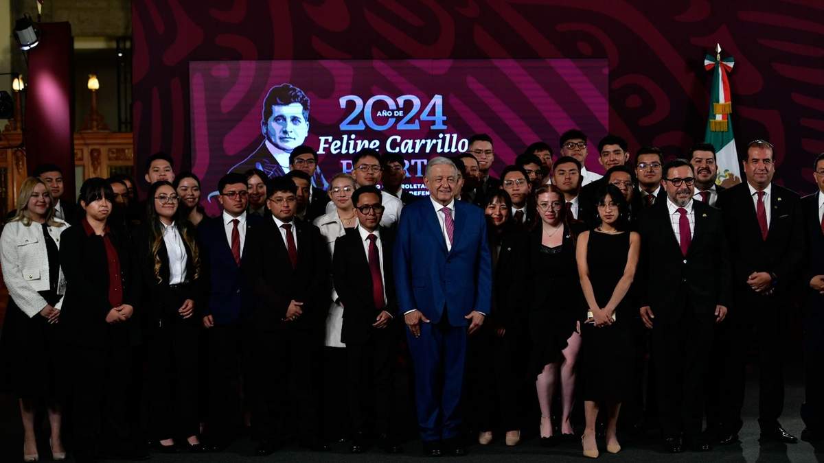 AMLO da certificado de graduación a egresados del IPN en conferencia de la mañanera