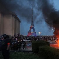 París recibe el desfile del PSG tras disturbios que empañaron la victoria en Champions League