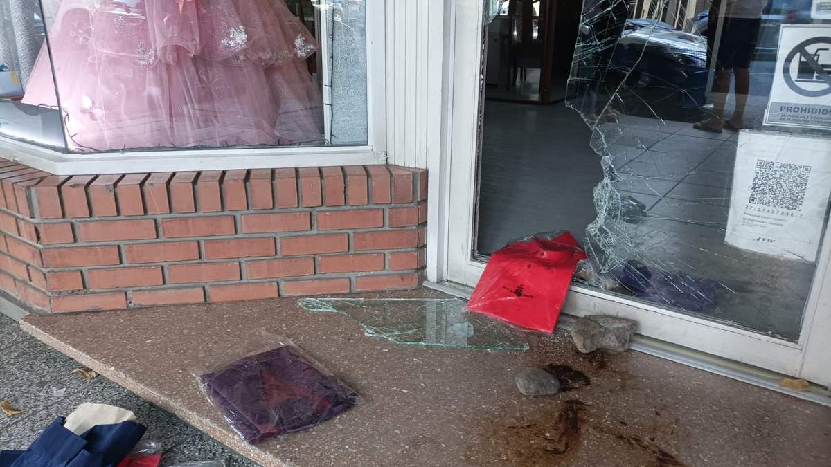 El boquete que utilizó el ladrón para ingresar. Fuente: (Minuto Neuquén)