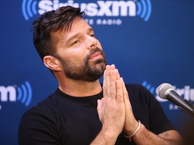 Un sacerdote sale al cruce de Ricky Martin y lo acusa: "Le quita la dignidad a sus hijos"