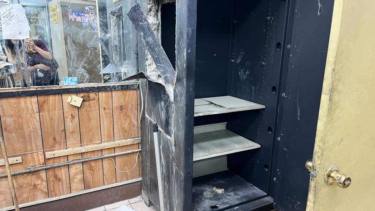 Una caja fuerte dañada al interior de la joyería Love Jewels