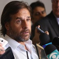 Galán maduro: Luis Lacalle Pou mostró su físico en las playas de Uruguay y todos enloquecieron