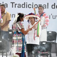 Entre porras a AMLO y Sheinbaum, indígenas entregan bastones a ministros electos de la Corte
