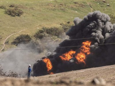 Arde un ducto de Pemex en Playas de Rosarito, Baja California (Video)