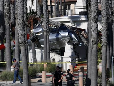 Helicóptero pierde el control y se estrella en Huntington Beach, California (Videos)