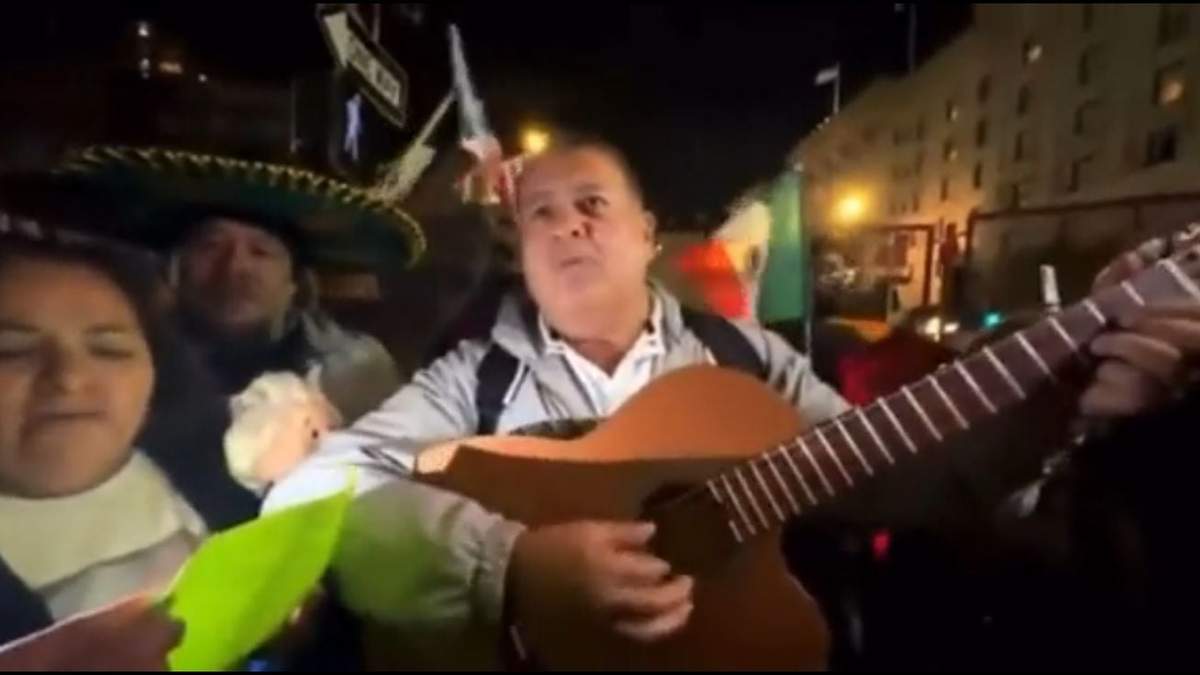 Le entonan “Canción del pueblo” al presidente en San Francisco