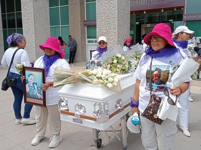 Familiares de víctima de feminicidio protestan con restos exhumados ante Procuraduría de Hidalgo