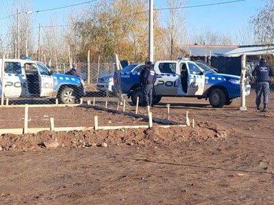 Vecino de la toma El Trébol se encadenó frente a ADUS-IPVU para reclamar una vivienda