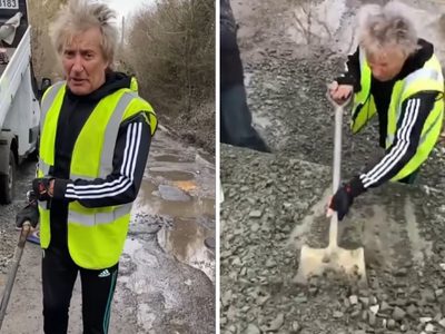 Pala en mano, Rod Stewart tapa baches cerca de su casa para que pase su Ferrari (Video)