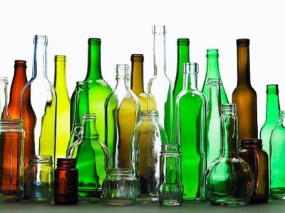 Si encontrás una botella de licor de bonita forma, no la tires: mirá cómo convertirla en la manualidad más linda