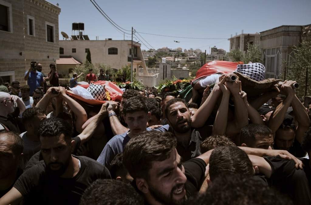 Dolientes llevan los cuerpos del palestino-estadunidense Sayfollah Musallet, de 20 años, y Mohammed al-Shalabi durante su funeral en la aldea cisjordana de Al-Mazraa a-Sharqiya, el domingo 13 de julio de 2025. Musallet fue asesinado a golpes por colonos israelíes y al-Shalabi recibió un disparo en el pecho