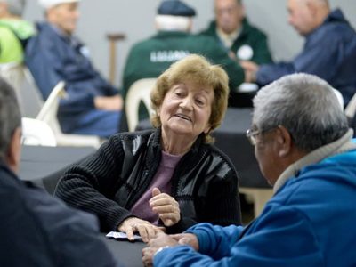 "Me encanta estar al servicio": la emotiva historia de una docente que enseña a adultos mayores