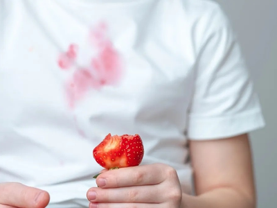 El truco exprés para eliminar manchas de frutos rojos sin esfuerzo y sin dañar tu ropa