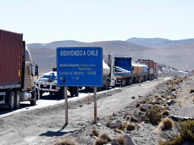 Terrible: el drama que viven cientos de camioneros varados en la frontera de Chile