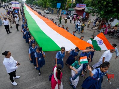 Grave denuncia en India: forzarían a las personas a comprar una bandera nacional a cambio de comida