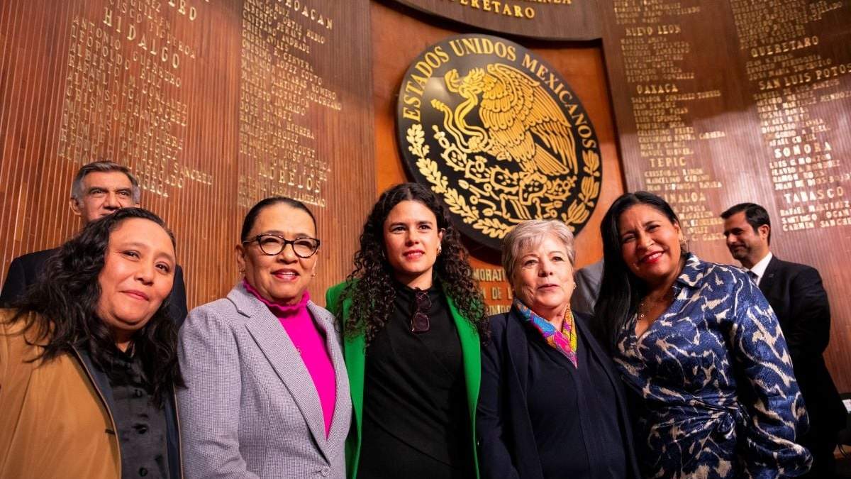 Luisa María alcalde, Alicia Bárcena, asisten a la ceremonia por la promulgación de la Constitución de 1917 en Querétaro