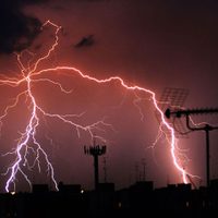 Una fuerte tormenta volteó cuatro torres de media tensión en Senillosa