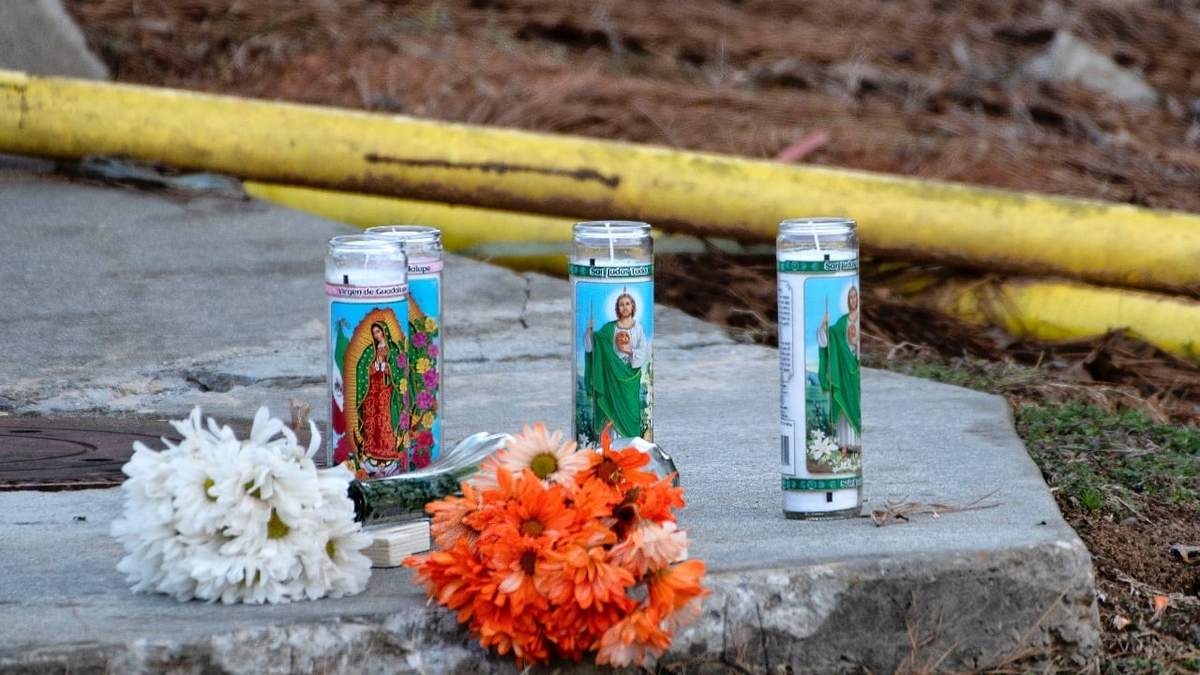 Flores y veladoras fueron depositadas en un camino cerca de Foundation Food Grupu
