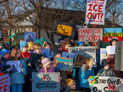 Kristi Noem vuelve a llamar "terrorista" a la mujer que mató el agente de ICE