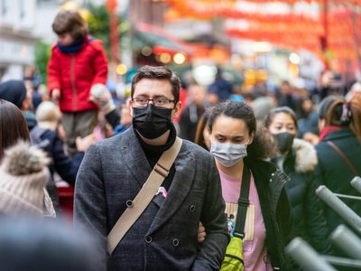 Los tapabocas no evitan el contagio de coronavirus si las personas están demasiado cerca: estudio