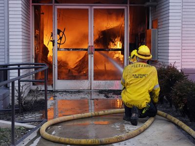 Incendios arden fuera de control en área metropolitana de Los Ángeles y causan cinco muertes
