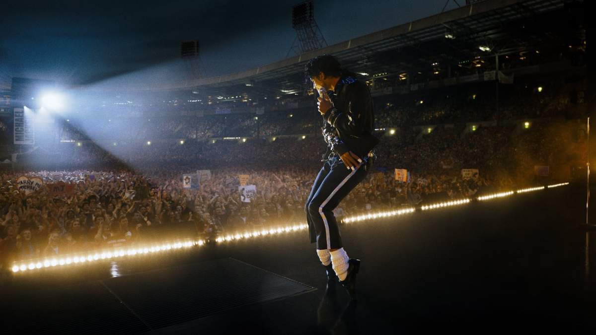 Jaafar Jackson caracterizado como Michael Jackson