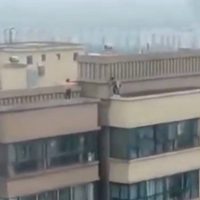 Captan en video a dos niños mientras practicaban saltos de parkour en un edificio de 27 pisos