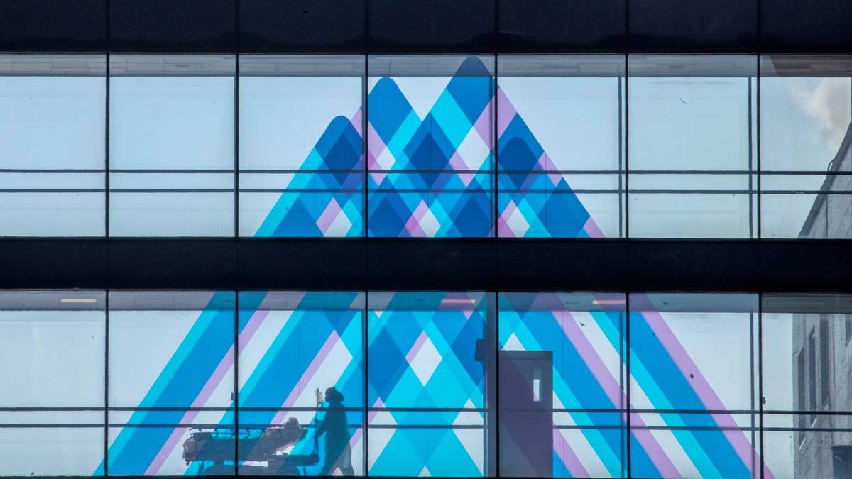 Una trabajadora médica traslada a un paciente en el Hospital Mount Sinai, el 1 de abril de 2020 en Nueva York