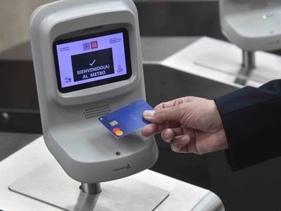 Ya es posible pagar en el Metro con el teléfono o tarjeta de crédito y débito. Así funciona (Video)