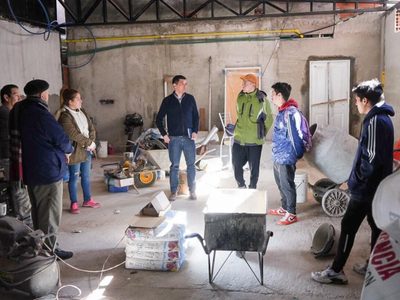 Koopmann visitó las obras del salón de usos múltiples de APANC