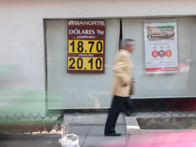 Peso gana ante corrección del dólar