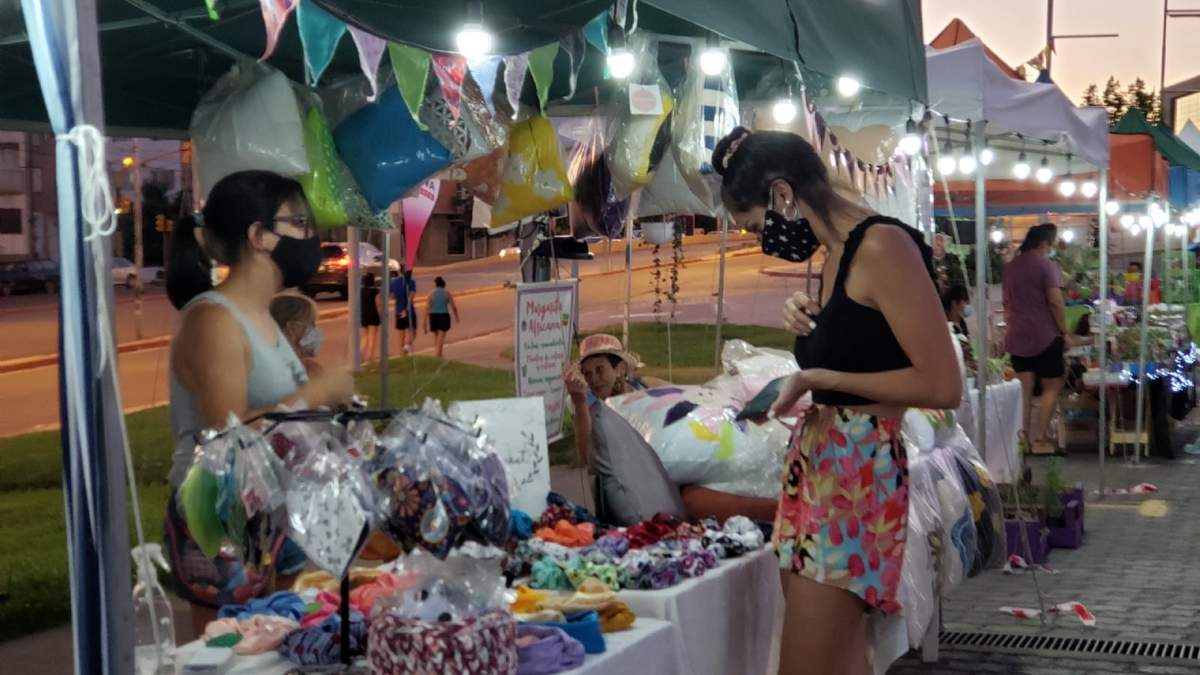 Cientos de personas recorrieron los stands. Fuente: (Twitter)