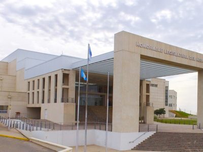 Diputados provinciales neuquinos aprobaron una declaración para rechazar los vetos y decretos de Javier Milei